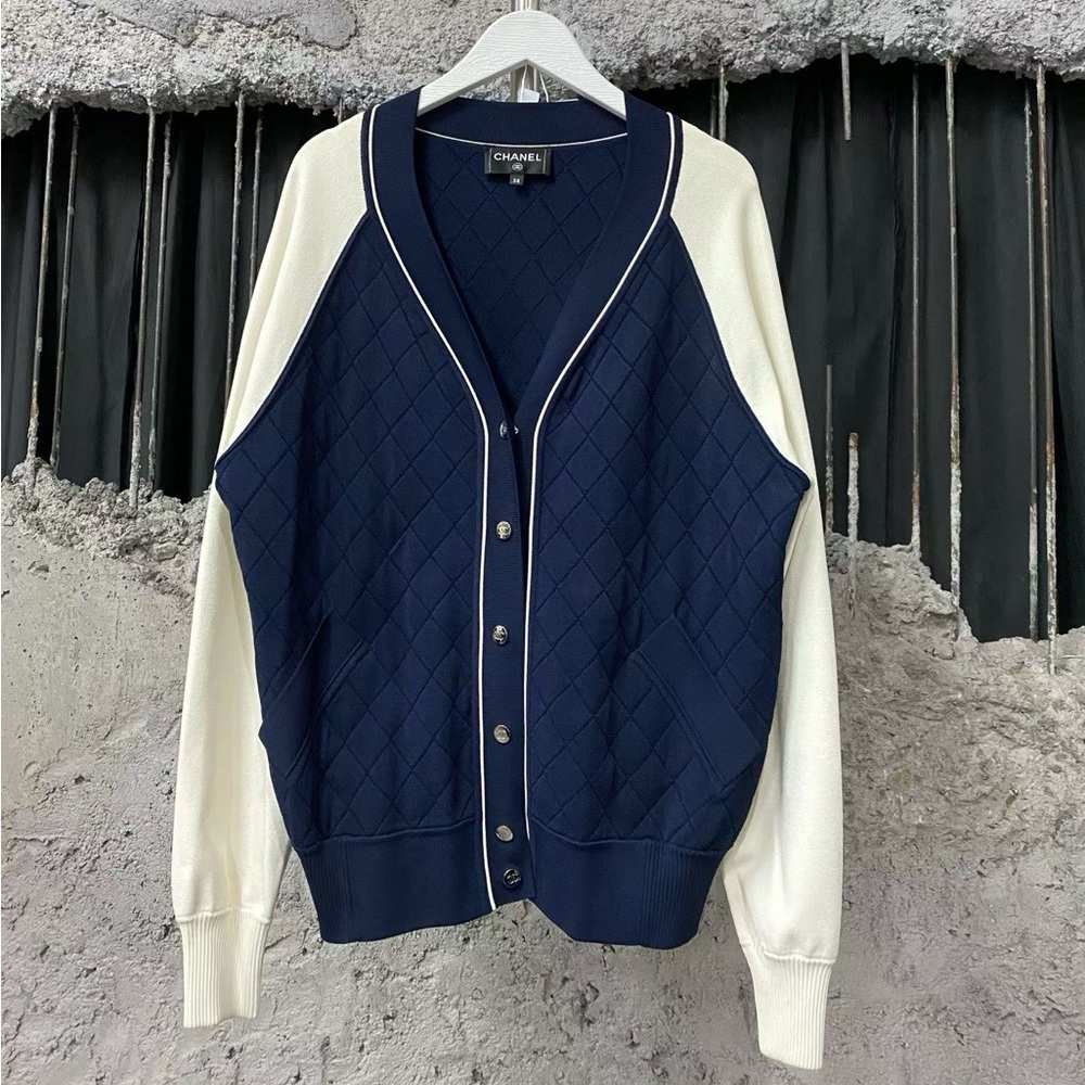 🚩steal authentic CHANEL Navy and White Sweater